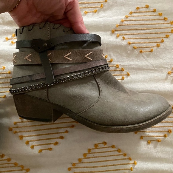 Grey western bootie with chain detail - Picture 1 of 4